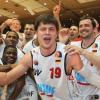 Grenzenloser Jubel bei den Basketballern der s.Oliver Baskets Würzburg: Verfolger Chemnitz geschlagen, Aufstieg in die erste Liga perfekt.