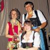 Krönungszeremonie: Assistiert von der Fränkischen Weinkönigin Sabine Ziegler (links) übergibt Julia Sattes die Krone an die neue Weinprinzessin Regina Ehrlich.