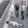 Brutaler Überfall in einer Berliner U-Bahnstation an diesem Wochenende: Ein 29-jähriger Mann wurde von einem 18-Jährigen nach eigenen Angaben „aus Streitlust“ niedergeschlagen und getreten. Sein gleichaltriger Kompagnon behinderte einen Helfer. Eine Videokamera der Berliner Verkehrsbetriebe hielt die Tat fest. In diesem Fall war kein Gelände der Deutschen Bahn betroffen.