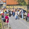 Eintauchen in die Geschichte: Die Kurverwaltung hatte im Rahmen ihres Osterprogramms zur Schlossbesichtigung nach Irmelshausen geladen. Mehr als 50 Interessierte schlossen sich der Radtour an. An der Brücke am Wasserschloss hieß sich Hans Freiherr von Bibra die Gäste willkommen und vermittelte ihnen die Geschichte des Wasserschlosses.