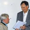 Vor der Prichsenstädter Ratssitzung überreichte Heinrich Wörner (links) an Bürgermeister Adolf Falkenstein eine Liste mit 628 Unterschriften gegen Windkraftanlagen im Steigerwaldvorland.