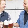 Anstoßen auf eine gute Idee: Erik Löschner (links) und Bastian Kiemer.
