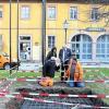 Fundament für den Maibaum: Bürgermeister Rainer Kinzkofer und seine für die Maifeier verantwortliche Kulturreferentin Karen Heußner begutachten die Arbeit der Bauhofmitarbeiter.