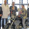 (th)   Die Route 66 kann kommen. Marcel Rauch aus Wenkheim konnte sich jetzt über eine neue Harley Davidson Sportster 883 XL Custom freuen. In Zusammenarbeit mit der Edeka Nordbayern verloste der amerikanische Spirituosen-Hersteller Brown-Forman das Motorrad unter 1000 Einsendungen. Die Übergabe der 8800 Euro wertvollen Maschine fand im E-Center Tauberbischofsheim in der Pestalozziallee 33 statt. Der 29-jährige Außendienstmitarbeiter Marcel Rauch ist leidenschaftlicher Motocross-Fahrer. „Damit gewinnt genau der Richtigen“, sagte Peter Kamm von Brown-Forman. Auf die Frage ob rauch schon eine Tour geplant hat, antwortete er: „Ich wollte erst warten, ob es überhaupt wahr ist.“ Unser Bild zeigt von links: Peter Kamm von Brown-Forman, Udo Dürr (Betreiber des E-Center), Bernd Zimmer von Brown-Forman, Marcel Rauch mit Tochter Hannah und Lebensgefährtin Yvonne Schmidt.
