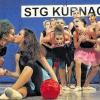 (gmv)   Erfolgreich hatten sich wieder die 16 Mädchen der Jugendformation des STG Kürnach, die Chiquitas, für die deutschen Meisterschaft im Garde- und Schautanzsport im Schautanz Charakter qualifiziert. Und die Zwölf- bis 17-Jährigen zeigten, dass sie zur Top Ten Deutschlands gehören: Sie belegten in ihrem ersten Jahr in der Jugendklasse den 7. Platz mit ihrem Tanz „Goscior – der Zwischenweltler“. „Leider gab es während des Auftritts der Chiquitas winzigste Ausführungsfehler“, heißt es in einer Pressemitteilung, „aber alles in allem präsentierten die Mädchen eine charakteristisch überzeugenden Show, die in Verbindung mit passender und einwandfreier themenbezogener Tanztechnik, einer ausdrucksstarken Durchführung, einer kreativen Choreographie und einer vielseitigen Schrittwahl zu diesem Ergebnis führte“. Deutscher Meister wurde in dieser Disziplin die Formation vom TSC Ysenburg, mit dem Thema „Strahlender Super-Gau“. Mehr Informationen unter: www.dvg-tanzsport.de.