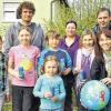 Einmal um die Welt im Kampf gegen Aids: (hinten, von links) Uwe Fischer (Tourfotograf), Katrin Steffen (Organisatorin), Joachim Franz (Initiator), Sandra Wukovich (Organisatorin) und fleißig sammelnde Kinder aus Wukovichs Familie.