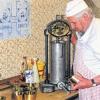 Lecker Hausmacherwurst: Metzger Edgar Landgraf zeigt beim Schlachttag, wie's geht.