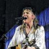 (kör)   Barbara Clear gilt als Rockpoetin mit großer Stimme, radikal autonom und als außergewöhnliche Musikerin, Malerin und Konzertkünstlerin, die sich im Laufe der Jahre auch ohne große Medien-Präsenz durchgesetzt hat. Am Samstag, 30. April, und Sonntag, 1. Mai, macht Clears neues Großprojekt „Kampfelfenland“ im Rahmen der Deutschland-Tour Station im Konferenzzentrum auf der Maininsel – dies ist die einzige Präsentation in der Region. „Kampfelfenland“ ist, so die Ankündigung,  das aufwändigste Projekt, das Barbara Clear je für eine Tour auf die Beine gestellt hat: Sie verspricht zwei unterschiedliche Konzertabende im außergewöhnlichen Ambiente einer Multi-Kunst-Fantasy-Produktion, bei der im Forum und in die Shows ihre Gemälde und Fotos auf meterhohen Gebilden mit Projektionen und Lichteffekten in Szene gesetzt werden. Im ersten Konzert am Samstag geht es um den Aufbruch der „Lebens- und Zeitgeister“, die in einer Allianz mit den Menschen das „Kampfelfenland“ ins Leben rufen.  In der zweiten Konzertshow „Poeten und Rebellen“ am Sonntag präsentiert Barbara Clear eine Kombination und die Weiterführung ihrer beiden Konzertlinien „Clear spielt Folk- und Rockklassiker“ (mit Titeln großer Musiker von U2, Bob Dylan, John Denver bis Deep Purple) und „Kulleraugen“ mit ihren eigenen Songs. Einlass für das erste Konzert am Samstag ist um 19 Uhr, Beginn: 20 Uhr. Am Sonntag ist um 18 Uhr Einlass, Konzertbeginn 19 Uhr. Der Eintritt ist, wie bei Clear üblich, frei – sie lässt die Besucher selbst entscheiden, was ihnen die Veranstaltung wert war.
