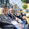 Rückkehr nach Brückenau: Die Veteranen John Miller, John Keller und Bob Dutil mit den Bierkrügen, die es zum Andenken gab.