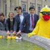Sie freuen sich auf die zehnte Auflage des Wildwasser-Entenrennens: Susanne Kaiser, Renate Schüßlbauer (beide Wildwasser), Christof Grütz, Stellvertretender Vertriebsleiter der Main-Post, und Leonard Landois (Stadtmarketing „Würzburg macht Spaß“ mit „BigDucks“.