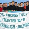 (swt)   Die Jugendmannschaft des Tischtennisclubs Fuchsstadt hat erstmals in der Vereinsgeschichte den Aufstieg in die Bezirksliga geschafft. Ohne Punktverlust wurde die Mannschaft Meister der 1. Kreisliga Schweinfurt. Im Bild (von links): Bastian Klüh (Trainer/Abteilungsleiter), Markus Weisensee, Simon Unrath, Marcel Kainert, Thomas Weniger, Philip Loth, Niklas Hanel, Andreas Unger, Benjamin Zeitz (Trainer) sowie Helmut Klüh.