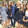 Im „Kleinen Schwarzen“ zum Unterricht: Zum „Overdressed Day“ in der Marktheidenfelder Realschule warfen sich die Schülerinnen und Schüler richtig in Schale.
