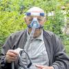 Rettende Maske: Selbsthilfegruppen-Vorsitzender Udo Laxa mit dem Beatmungsgerät, das Atemstillstände während des Schlafs verhindert.