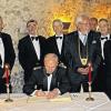 Eintrag ins Goldene Buch: Der Befehlshaber des Heeresführungskommandos Generalleutnant Carl-Hubertus von Butler (Bildmitte) trug sich ins Goldene Buch der Gemeinde Veitshöchheim ein, ebenso auch sein Stellvertreter Generalmajor Reinhard Kammerer, Generalmajor Werner Kullack (stellvertretender Kommandierender General des Deutsch-Niederländischen Korps), Generalmajor Georg Nachtsheim (stellvertretender Kommandierender General des NATO Rapid Deployable Corps – France in Lille-Armées/Frankreich), Brigadegeneral Georg Wagner (stellvertretender Kommandeur 1. Panzerdivision), Brigadegeneral Manfred Hofmeyer (stellvertretender Kommandeur 10. Panzerdivision), Generalmajor Achim Lidsba (Kommandeur 13. Panzergrenadierdivision), Brigadegeneral Volker Bescht (stellvertretender Kommandeur Division Spezielle Operationen), Generalmajor Erhard Drews (Kommandeur Division Luftbewegliche Operationen), Generalleutnant Lothar Domröse (Kommandierender General „Eurokorps“), Brigadegeneral Carsten Jacobsen (Chef des Stabes Heeresführungskommando) und Brigadegeneral Jürgen Setzer (Kommandeur Luftbewegliche Brigade 1).