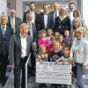 (–ein)   Auf Initiative der Allianz „Am Zeughaus" und der Agenturinhabern Gerd Geyer, Marina Haberland-Zimmer, Anton Kassner, Harald Pfister und Michael Saitz fördert die Stiftung Bayerische Allianz Kinder in Schweinfurt mit 2000 Euro. Von den Allianz Vertretern kommen noch einmal 1000 Euro dazu. Das Geld geht an die Kindertafel und die Kindergärten St. Anton und Christkönig.  Von links (die Erwachsenen) Harald Pfister, Michael Saitz (beide Allianz), Stefan Labus (vorne), Norbert Heinelt (beide Kindertafel), Anton Kassner (Allianz), Walter Wirth (Kindertafel), Gerd Geyer (Allianz), Marina Haberland-Zimmer, Dieter Bauer (Kindertafel), Karolin Benz (St. Anton), Kristina Knaus (Kindergarten Christkönig), Manuela Schramm (Christkönig) sowie Kinder aus den beiden Kindertagesstätten.