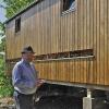 Keine Angst vor vielen Bienen: Günter Töpfer freut sich über das Gewusel am neuen Lehrbienenstand des Imkervereins Maroldsweisach. In mehreren Stunden Arbeit hat er den früheren Bauwagen auf Vordermann gebracht.