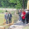 Kurz vor dem Ablegen: Landrat Harald Leitherer und sein Stellvertreter Paul Heuler wagten sich bei der Übergabe des neu gestalteten Waldspielplatzes bei Hundelshausen auf das Floß, mit dem Besucher das andere Ufer eines Weihers erreichen können.