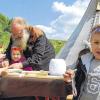 Echt nur mit Amulett und Feder: Nachwuchsindianer Antonia und Moritz aus Oberleichtersbach. Hinten Häuptling Tatanka Skapa.