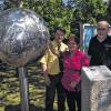 Planetenweg eröffnet: Peter Schramm, Bürgermeisterin Marion Schäfer-Blake und Josef Laufer (von links) umkreisten das Modell der Sonne.