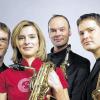 (tr)   Nach dem Konzert im Jahr 2009 gastiert die Obereschenbacherin Daniela Wahler mit ihrer Gruppe Saxofourte am Samstag, 14. Mai, um 20 Uhr mit dem aktuellen Programm Tango Affairs in der Eschenbachhalle. Saxofourte musiziert bei Musikfestivals in ganz Deutschland und spielte bereits als Vorgruppe für die Jungen Tenöre. Konzertreisen führten das Quartett auch nach Ägypten, Nordamerika und Australien. Saxofourte, das sind Daniela Wahler, Thomas Sälzle, Christoph Heeg und Simon Hanrath, die es auf vortreffliche Weise schaffen, den Charme und die Intimität eines klassischen Kammermusikensembles mit der Leidenschaft und Ungezwungenheit einer modernen Band zu kombinieren. Die Bandbreite des Repertoires reicht von klassischer Kammermusik über zeitgenössische Musik bis hin zu Jazz, Pop oder Tango. Mit dem Programm Tango Affairs schlägt Saxofourte eine Brücke vom klassischen Tango Argentino über den Tango Nuevo Astor Piazollas hin zu modernen Tangos lebender Komponisten. Im Konzert-Gepäck von Saxofourte ist der Tango stets ein unverzichtbarer und von Ensemble und dessen Publikum gleichermaßen geliebter Begleiter. Karten sind erhältlich beim Bunten Buchladen in Hammelburg, beim Friseursalon Tanja Kunstmann in Obereschenbach, beim Musikverein Ober-/Untereschenbach,  (0 97 32) 63 80, oder unter www.saxofourte.de.