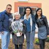 (reg) Letzte Arbeiten sind im Gange, aber am Mittwoch konnte im neuen Franken-Wohnpark in Bad Königshofen (ehemals Kurhotel Erika) schon die erste Bewohnerin begrüßt werden. Margarete Streußnig erhielt einen Willkommens-Blumentopf von Willi Blumenröder, der im Haus als Beauftragter des Inhabers, der Familie Weigand aus Aubstadt, tätig ist. Karin Schubert, Chefin vom benachbarten Seniorenzentrum Franken Care, ist als Dienstleister beim Betreuten Wohnen, das hier angeboten wird, mit im Boot und organisiert Notruf, Pflege und Haushaltshilfe. Nadja Schubert (rechts) wird als Sozialpädagogin bei der Tagespflege mit Sozialdienst tätig sein, die ebenfalls im Haus untergebracht ist. Insgesamt bietet das umgebaute Gebäude 19 Wohnungen, davon steht ein Teil einer Wohngruppe aus Maria Bildhausen zur Verfügung.