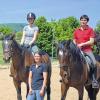 Die neue Reitlehrerin Stephanie Schmidt-Sütterlin (im Bild vor Reitschülern) stellte sich in Lohr vor.