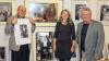 Kleine Stadt ganz groß: Fotograf Günter Giessler eröffnete am Freitag eine Fotoausstellung in Rothenfels. Bei der Vernissage (v. r.): Günter Giessler, Laudatorin Sabine Imhof und Hermann Kraus, Großvater des Cover-Modells Barlo Schürmann.