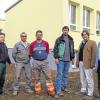 Zufrieden mit dem Erreichten: Trafen sich am energetisch sanierten Grundschulgebäude in Gaubüttelbrunn: (von links) stellvertretender Bürgermeister Edwin Engert, Winfried Kreußer, Bernhard Haaf (beide Mitarbeiter der Gemeinde Kirchheim), Gemeinderat Thomas Haaf, Architekt Martin Eckert und Bürgermeister Anton Holzapfel.