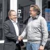 (dz)   Georg Gögelein (rechts) ist nicht mehr Obermeister der Innung Rollladen und Sonnenschutz Nordbayern. Er legte dieses Amt in jüngere Hände. Die Nachfolge trat Georg Braun aus Weiding in der Oberpfalz an. Georg Gögelein, Inhaber der Gögelein GmbH & Co.KG in der Wredestraße, war zwölf Jahre lang Innungsobermeister und repräsentierte in dieser Funktion 54 große und kleine Betriebe aus Unter-, Mittel- und Oberfranken sowie aus der Oberpfalz – mit mehreren tausend Mitarbeitern. In dieser Zeit erlebte er in Sachen Rolladen- und Sonnenschutz-Bau eine stetig wachsende Nachfrage: „Unser Geschäft ist eine Wachstumsbranche. Längst gelten Rollläden nicht mehr nur als Dekoration, sondern als Instrument, um nachhaltig Heizkosten zu sparen und/oder vor Einbruch zu schützen.“ Der 60-jährige Unternehmer freut sich, in diesem Jahr das 75-jährige Bestehen seines Familienbetriebes zu feiern.