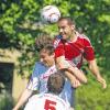 Aufgestützt: Der Lengfelder Mario Kölbl (rechts) hält Alexander Sarwanidi nieder. Dessen TSV Bad Königshofen ist nach der 1:2-Niederlage weiter Vorletzter. Der Abstand zum Relegationsplatz beträgt nun schon vier Zähler.