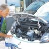 Blick ins Innenleben des E-Mobils: ÜZ-Hausmeister Josef Hillenbrand hat die Betreuung des Fahrzeugs übernommen.