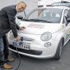 Sparsam im Verbrauch, teuer in der Anschaffung: Ein Fiat 500 ist das neue Elektroauto im Stall des Ochsenfurter Unternehmers Joachim Beck. Allerdings kostet es 64 500 Euro.