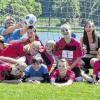 (abra)   Obwohl noch drei Spiele bis Saisonende zu absolvieren sind, feierten die U-15-Fußballerinnen des TSV Lohr mit einem 9:1 über die JFG Nordspessart schon am Sonntag die Meisterschaft in ihrer Spielgruppe 1. Den kuriosesten Treffer steuerte Pauline Breternitz nach einem Sololauf über das halbe Spielfeld bei: Ihr Schuss traf zunächst nur den Außenpfosten, prallte dann zur Torfrau, von dieser zu einer Abwehrspielerin und kam dann wieder vor die Füße der Lohrerin, so dass diese den Ball nur noch über die Linie zu drücken brauchte. Mit Emely Brandt hatte auch die jüngste Lohrerin einen Torerfolg; weitere Treffer erzielten Laura Siegler (5), Svenja Frankenberger und Alisa Herold (je 1). Das Meisterteam: (hinten von links) Trainer Holger Brandt, Patricia Furth, Alisa Herold, Lili Schwind, Trainer Bernd Breitenbach, (Mitte von links) Lisa Rüb, Laura Siegler, Celine Brandt, (vorne von links) Sophia Breitenbach, Svenja Frankenberger, Greta Brauns, Pauline Breternitz, Emely Brandt und Sophie Nätscher.