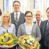 Blumen zum Abschluss: Julia Köhler (vorne links) und Anna Ramthun (vorne rechts) haben die Ausbildung zur Bankkauffrau erfolgreich abgeschlossen. Ihnen gratulierten (hinten von links) Sibylle Schwarz, Markus Merz, Horst Friedl und Udo Kaßecker.