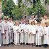 (gut)   Sechs Kinder gingen in Rodheim gingen in Rodheim zur Erstkommunion: Simon Beil, Luisa Diehm, Marcel Himmel, Manuel Pfanzer, Sofie Kempf und Lisa Müller wurden von den Rodheimer Musikanten unter der Leitung von Manfred Groll in die Kirche begleitet. Unter dem Motto „Ich gehe meinen Weg mit Jesus“ waren die Kinder von Diakon Thomas Hanisch auf die Kommunion vorbereitet worden. Den Festgottesdienst gestalteten Diakon Hanisch und Dekan Hans-Jürgen Pöschl gemeinsam.