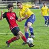 (wölf)   Mit einem souveränen 4:2-(2:1)-Sieg über Wiesentheid zeigte Tabellenführer TSV Bergrheinfeld den nötigen Biss im Spitzenspiel der U17-Junioren Gruppe 2. Für die Gastgeber trafen in dem von Seiten der Heimelf souverän geführten Match Felix Kilian (17.), Lukas Kling (36.), Frederik Fleischhauer (48.) und Moritz Eusemann (80.). Bergrheinfeld ließ sich auch von der vorübergehenden Gäste-Führung durch Benedikt Schumann (5.) nicht aus dem Konzept bringen. Aus der Sicht von Bergrheinfelds Trainer Roger Gram lief anfangs nicht alles glatt: „In dem ausgeglichenen Spiel zweier guter Mannschaften haben wir erst nach schwierigen Start gut ins Spiel gefunden, am Ende aber verdient gewonnen.“ Wiesentheids Trainer Andreas Stöckinger fand auch kritische Worte für seine Mannschaft: „Wir waren nicht aggressiv genug. In der ersten Halbzeit haben wir kein Zweikampfverhalten gehabt und zu offen konnten wir nicht spielen, da Bergrheinfeld im Sturm schnelle Spieler hat. Wenn es zur Halbzeit 1:1 gestanden wäre, hätten wir in der zweiten Halbzeit bessere Chancen gehabt.“ Auf dem Bild zieht der Bergrheinfelder Torschütze zum 3:1, Frederik Fleischhauer (rechts), ab, sein Gegenspieler Christoph Mann kann das nicht verhindern.