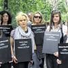 Besuch aus dem polnischen Izbica: (von links) Gemeindesekretärin Teresa Kaminska, Lehrerin Anna Knapp, Dolmetscherin Sylwia Masiewicz, Schulleiterin Barbara Talik und die beiden Schülerinnen Malgorzata Zyklowska und Martyna Niziol – hier mit Namensschildern für Deportationsopfer beim „Weg der Erinnerung“ am Dienstag.