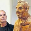 Georg Häfner in Rost: Eine lebensgroße Figur des Priesters steht jetzt in der Kiliansgruft der Neumünsterkirche. Geschaffen hat sie Künstler Karlheinz Oswald (links). Die Plastik ersetzt die Bronzebüste, die Häfners neue Gedenkstätte in der Oberschwarzacher Kirche ziert.