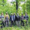 Bestandsaufnahme im Wald: Die Förster Klaus Behr und Wolfgang Lechner, Forstwirt Norbert Wolf, Waldbeauftragter Leo Weiglein (vom Gemeinderat Wiesentheid), Bauhofleiter Ludwig Haissig, forstlicher Sachverständiger Helmut Läpple, Forstwirt Josef Rost sowie Armin Otter (Forstamt Würzburg; von links) machten sich ein Bild von der Waldpflege.
