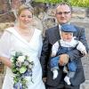 (arno) Sandra Bleimann und Sebastian Nöth sind nun ein Ehepaar. Schuld daran ist der Mainfranken-Chat. Denn was in diesem Internettreffpunkt begonnen hatte, endete nun vor dem Standesamt für die 25-jährige Bäckereiverkäuferin, die in Essleben geboren wurde, und den fünf Jahre älteren gebürtigen Reichenbacher, der als Krankenpfleger im St.-Elisabeth-Krankenhaus in Bad Kissingen arbeitet. Mit von der Partie war das sieben Monate alte Söhnchen Simon. Ihren Wohnsitz haben sie sich in Althausen eingerichtet, dem Geburtsort von Sandras Mutter. Sowohl Sandra als auch Sebastian sind in der Volkstanzgruppe des „Sängerkranz Reichenbach“ aktiv, Sebastian auch als Tenorhornspieler in der Volksmusikgruppe sowie als Schriftführer im Vorstand. Zudem ist er in der Feuerwehr engagiert. Deshalb standen nach der Kirche Volkstänzer, Musikanten und Feuerwehrleute Spalier.