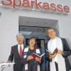 Eröffnet: Geschäftsstellenleiter Joachim Bock (links) mit der neuen Bad Bockleter Pfarrerin Christel Mebert und deren katholischen Kollegen Michael Kubatko, die dem neuen Geschäftsstellengebäude den kirchlichen Segen gaben.