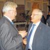 Plaudern mit dem Wirtschaftsminister: Rainer Reichert (rechts) vom Sälzer Fensterbauer Blaurock traf am Rande einer Baumesse in St. Petersburg den bayerischen Wirtschaftsminister Martin Zeil.