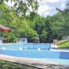 (so)   Das Schwimmbad bei Römhild liegt idyllisch mitten im Wald und bietet Ruhe, Erholung sowie Möglichkeiten zur sportlichen Betätigung. Das Waldbad ist ab dem 20.Mai  täglich geöffnet, von 11 bis 20 Uhr. Den Besuchern bietet es ein Schwimmerbecken mit 50 Meterbahnen, einen Drei-Meter- Sprungturm, ein Nichtschwimmerbecken und jede Menge Liegeflächen. Zur sportlichen Betätigung stehen den Besuchern eine Beach-Volleyball- und eine Tischtennisanlage zur Verfügung. Die Badeaufsicht hat Andreas Kaiser, der auch Schwimmmeister am Bergsee Ratscher ist. Unterstützung kommt von den Rettungsschwimmern. Die Versorgung der Badegäste wird durch einen Imbiß-Kioskstand, betrieben von Doreen Giese, gesichert. Wer aus dem bayerischen Grabfeld kommt, sollte folgenden Weg fahren. Von Trappstadt über Eicha und Milz kommend, fährt man durch das Stadtzentrum von Römhild. An der Kreuzung ist in Richtung Hildburghausen abzubiegen. Nach 2,2 Kilometer zeigt ein Schild an, dass man hier zum Waldbad nach rechts abbiegen soll. Kinder bis sechs Jahren haben freien Eintritt.
