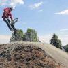 Artistisch: Stephan Koch aus Völkersleier zeigt, was man mit dem BMX-Fahrrad alles machen kann.
