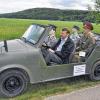 Drei Puppen im Cabrio: Ein Blickfang war bei der Führung an der einstigen DDR-Grenze der Grenztrabi von Manfred Greck aus Ostheim. Auch Kreisheimatpfleger ließ sich die Gelegenheit nicht entgehen, einmal mit solch hochrangigen DDR-Puppen unterwegs zu sein.
