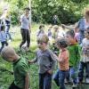 (chw)   Die Kindergartenkinder von Ramsthal schenkten in diesem Jahr ihren Müttern ein besonderes Muttertagsgeschenk. Sie bereiteten mit ihren Erzieherinnen eine Maiandacht vor und gestalteten diese an der Bergkapelle von Ramsthal. Vorher wanderten sie mit ihren Eltern und Erzieherinnen zur Kapelle. Für eine besondere musikalische Einlage sorgte Franziska Keller, die mit ihrer Geige das Lied „Maria, Maienkönigin“ spielte. Bei Gebeten, Liedern und Tanz gedachten alle der Mutter des Herrn und dankten den eigenen Müttern. Zum Abschluss der Andacht segnete Pfarrer Jürgen Schwarz die Kinder. Danach erhielten die Kinder zur Erinnerung ein Marienbild zum Ausmalen. In diesem Rahmen dankte auch die Kindergartenleiterin Claudia Kolb Pfarrer Schwarz für die jahrelange gute Zusammenarbeit und verabschiedete sich schon jetzt offiziell mit einem Bild der Kinder, die ein „Auf Wiedersehen“-Schild in den Händen halten. Kolb betonte, dass sie bei Anliegen des Kindergartens immer offene Türen beim Pfarrer eingerannt habe. Pfarrer Schwarz lud die Kinder ein, ihn einmal in Knetzgau zu besuchen und dann zu schauen, wo das Bild einen Ehrenplatz finden wird. Nach der Andacht gab es noch ein gemeinsames Picknick, bevor die Wanderung ins Dorf stattfand. Den Eltern hat diese Aktion gut gefallen. Es wurde angeregt, diese Art der Gemeinschaft öfter zu pflegen.