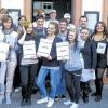 Etikette gelernt: Ein Knigge-Seminar sponserten Verein Kids Love Foundation Würzburg, Förderverein Heuchelhof, Jugendamt der Stadt und Tilman Gasthaus. Auf dem Bild die Teilnehmer mit Frank Wissmann (Dritter von rechts), Christine Blum-Köhler vom Jugendamt (rechts), Anja Pertler vom Förderverein (Vierte von links) sowie das Küchenteam des Tilman um Küchenchef Pierre Bauer (hinten Mitte).