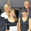 Treffpunkt Schweinfurt. Die Sieger im „Michael-Tröster-Wettbewerb für Gitarrenduos“ des Musikforums Schweinfurt von links: Duo Mario Raic-Hara Ryosuke (3. Preis), Duo Katharina Godolt-Hannah Lindmayer (2. Preis) und das Duo Laura Dobberstein-Ana Ilievska (1. Preis). Dahinter Gitarrist Michael Tröster, Jurorin Dr. Eva Meidel und Gerhard Vogt vom Musikforum Schweinfurt.