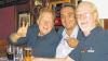 Prost bei Cola und Bier: Gunter Gabriel, Charly Rösch und Bernhard Rüthlein im „Red Lion“ in der Semmelstraße.
