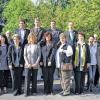 (jf)  Am vergangenen Sonntag fand in Ditterswind das Fest der „Silbernen Konfirmation“ für die Konfirmationsjahrgänge 1983 bis 1986 statt. Der Gottesdienst sowie auch die Andacht am späten Nachmittag lagen in den Händen von Diakon Robert Hager. Für die musikalische Ausgestaltung sorgten der Posaunenchor Altenstein (unter der Leitung von Andreas Binger) und Lena Gagel beziehungsweise Kerstin Roth an der Orgel. Das Gruppenfoto wurde im Schlosspark erstellt und zeigt (in der vorderen Reihe) neben Diakon Hager die silbernen Konfirmanden: Gertraud Teufel, Martina Ebert, Ulrike Reuner, Petra Neuhöfer, Alexandra Reichart, Bettina Knauer, Ute de Werd, Andrea Haas, Tanja Striffler und Evi Itzenplitz. In der hinteren Reihe stehen Rainer Elflein, Alexander Jünger, Marcus Leonhardt, Stefan Schübel, Harald Schneider und Ralf Winkelmann (alle von links nach rechts).